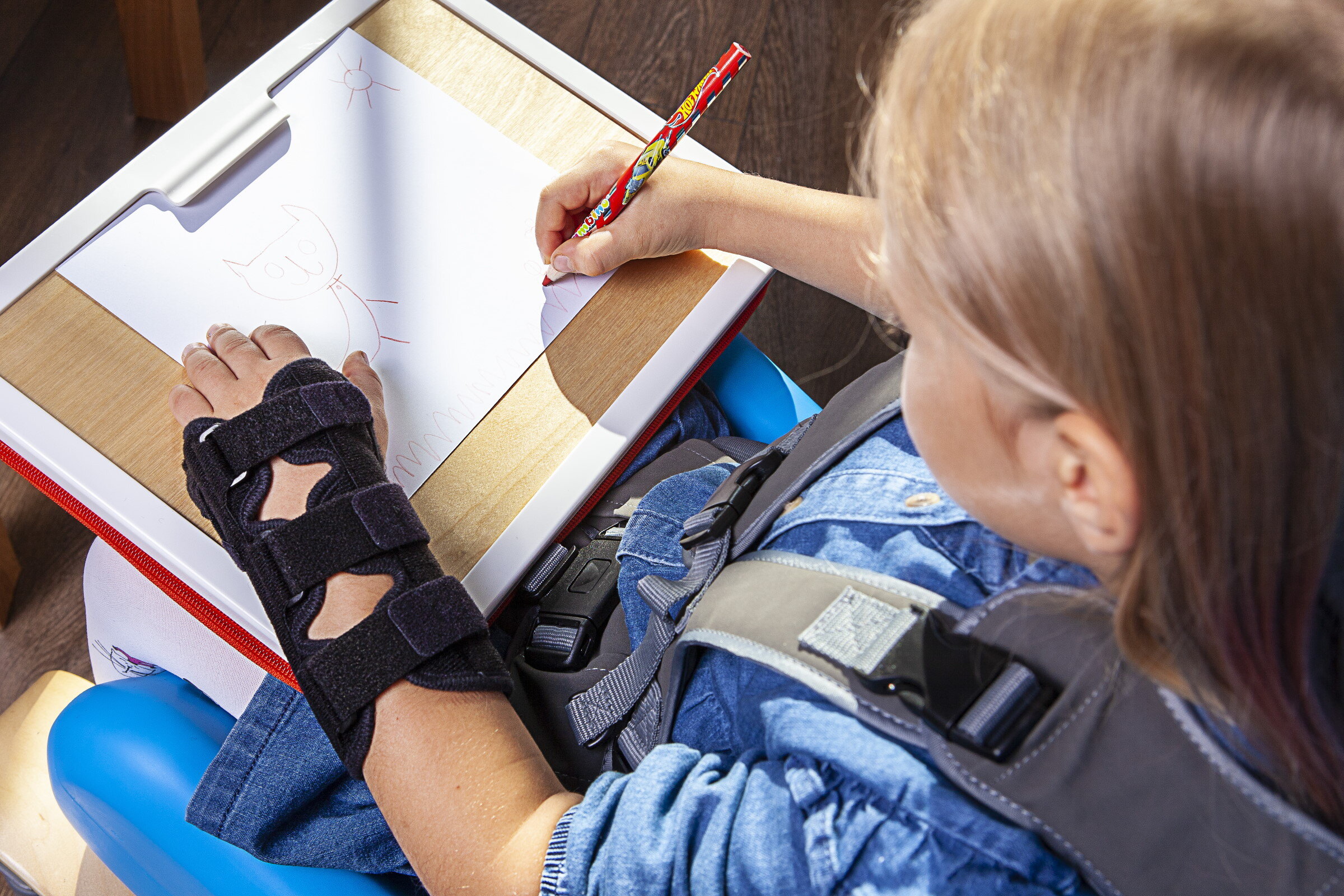 Детский длинный жесткий ортез на запястье с фиксатором большого пальца Qmed Kid Manu Universal Long — изображение 14