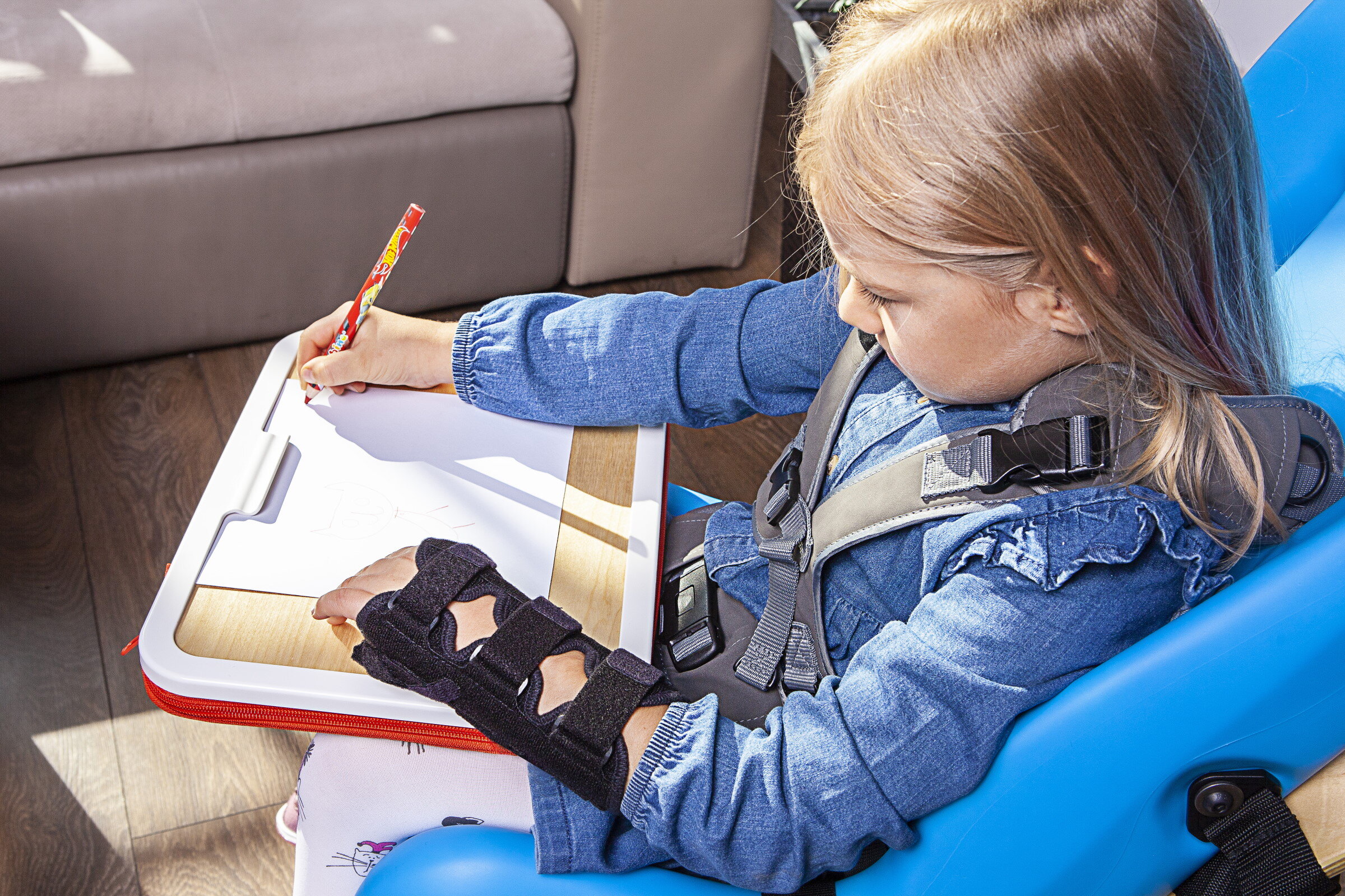 Детский длинный жесткий ортез на запястье с фиксатором большого пальца Qmed Kid Manu Universal Long — изображение 12